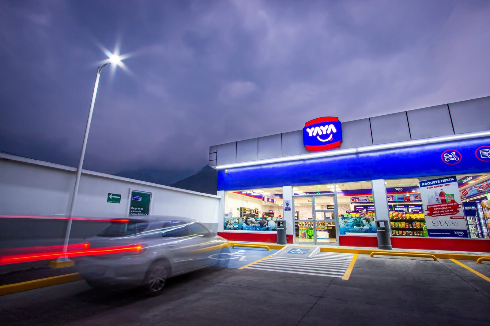 Tienda YAYA de noche